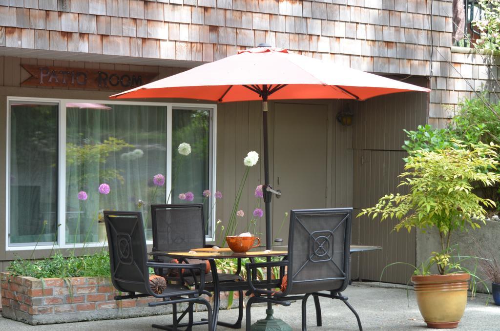 At Nautica Tigh Private Keypad Entrances Acomodação com café da manhã Qualicum Beach Exterior foto